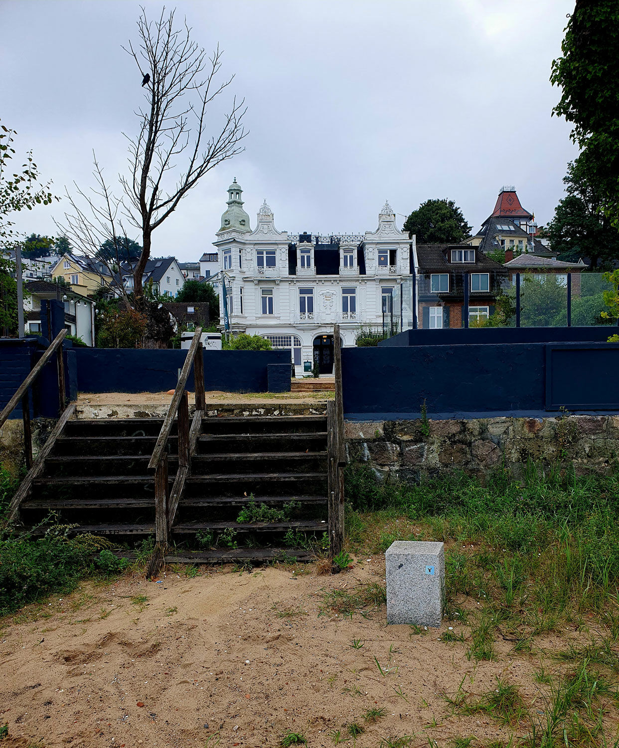 Die Villa im Blankeneser Treppenviertel steht in erster Reihe zur Elbe.