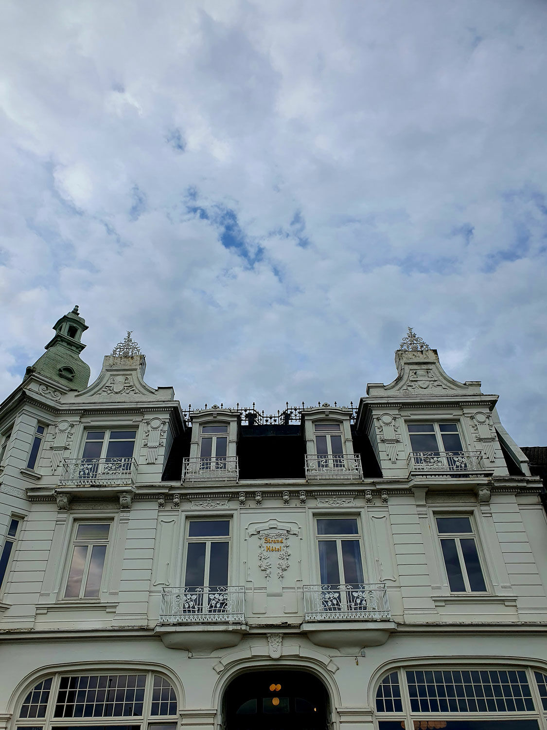 Stuckfassade aus dem Jahr 1902. Einige Zimmer verfügen über einen Balkon.