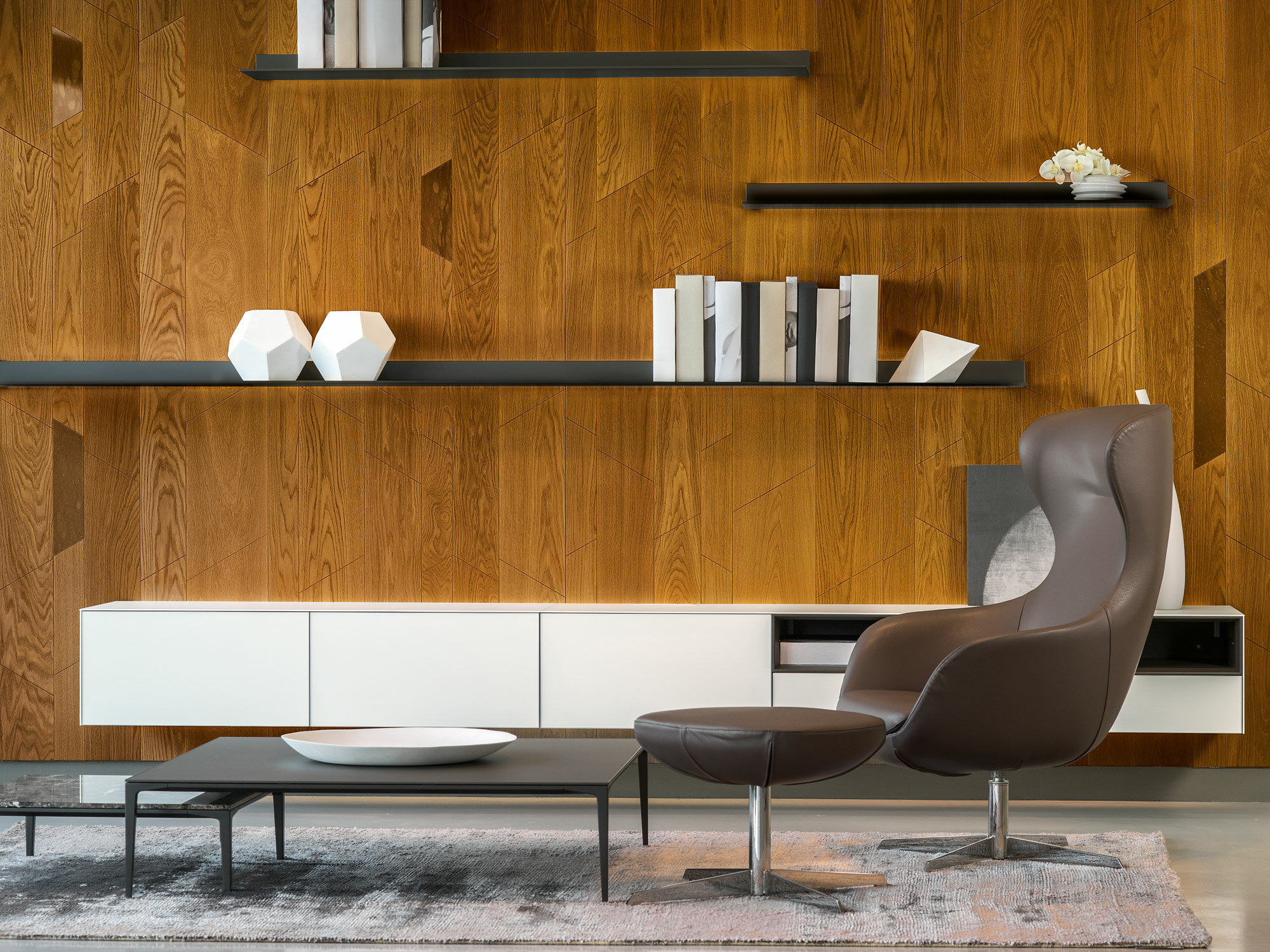 Mit dem Holzparkett des italienischen Hersteller CP Parquet werden von Hand komplexe geometrische Muster auf dem Boden und an der Wand geschaffen.
