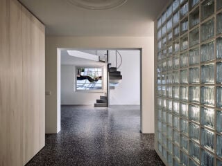 In Köln wurde ein Haus des Architekten Hans Schilling aus den frühen Fünfzigerjahren in einen Floating Space umgebaut – samt einer Bodengestaltung mit Gussterrazzo von VIA. Verantwortlich für den Umbau: CATALANOQUIEL Architekten aus Köln.