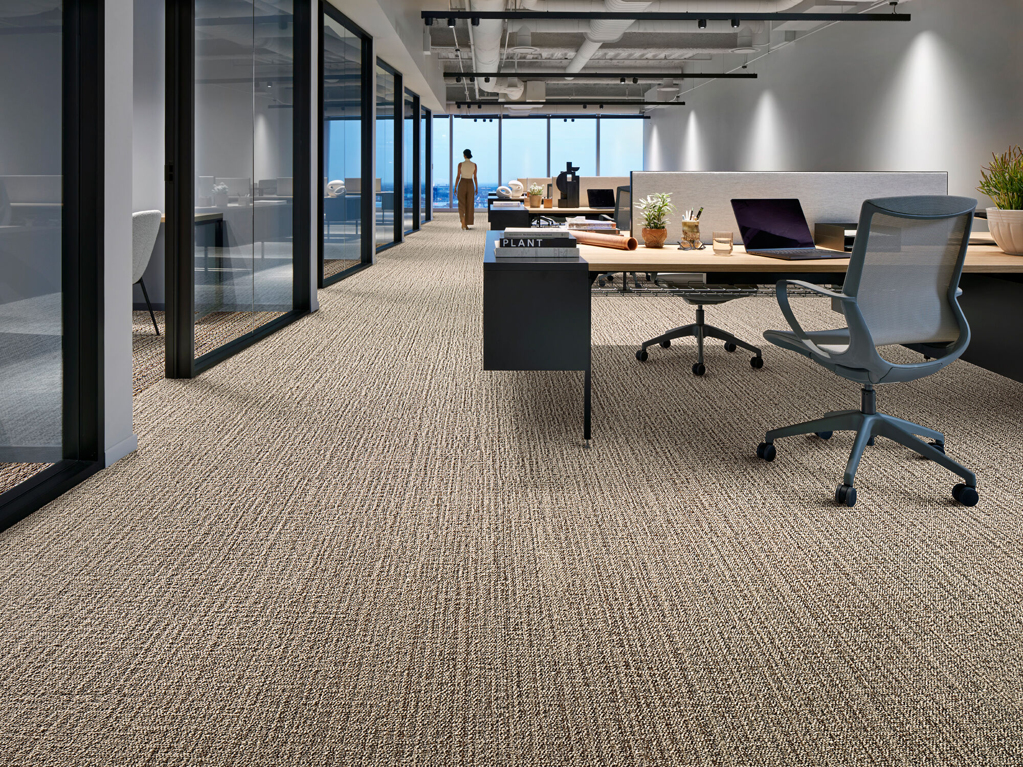 Die unterschiedlichen Texturen der Teppichfliesen in sieben verschienen Designs lassen sich gut miteinander kombinieren (im Bild: Ausführung Raffia Ashlar).
