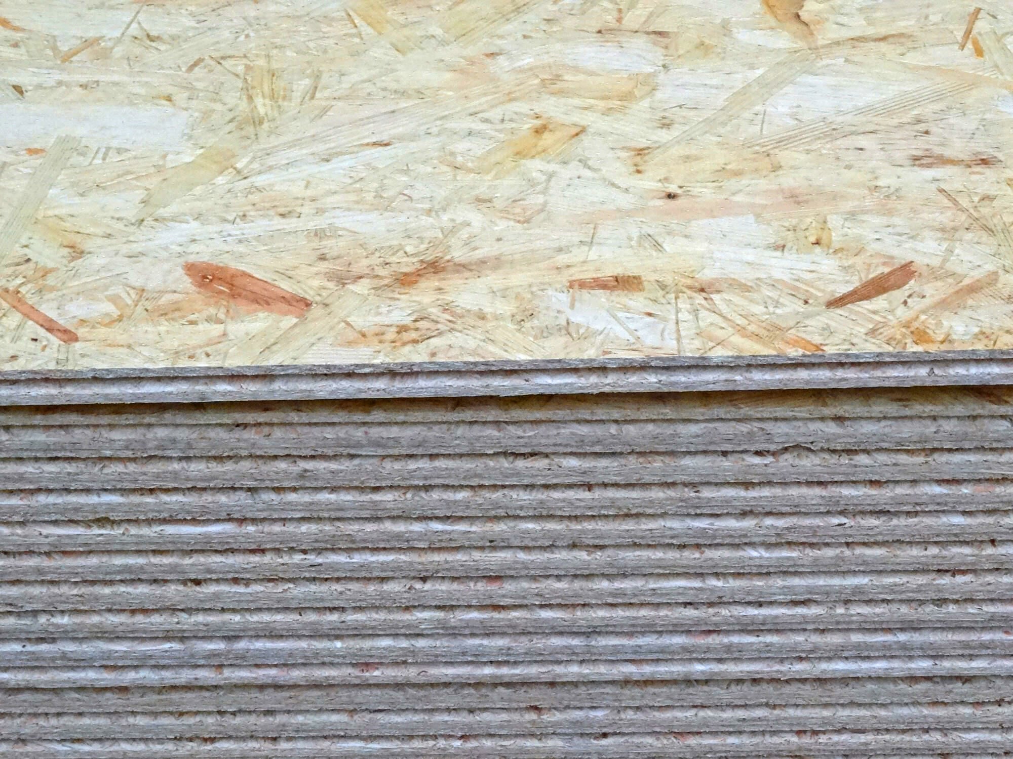 Holzreste können zu Fasern verkleinert und für die Herstellung von Platten genutzt werden. 