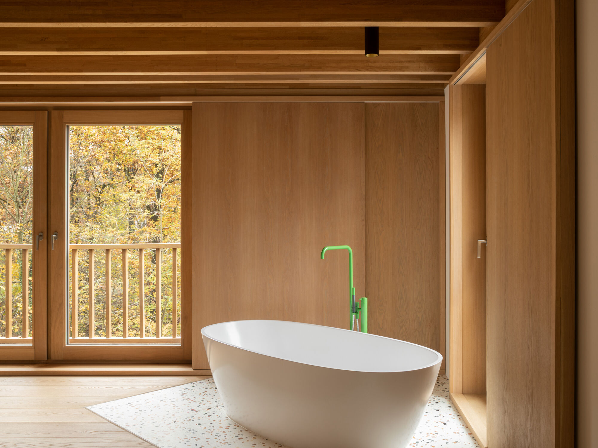 O'Sullivan Skoufoglou Architects haben einen Bungalow im Berliner Nobelviertel Grunewald in eine dreigeschossige Villa verwandelt. 