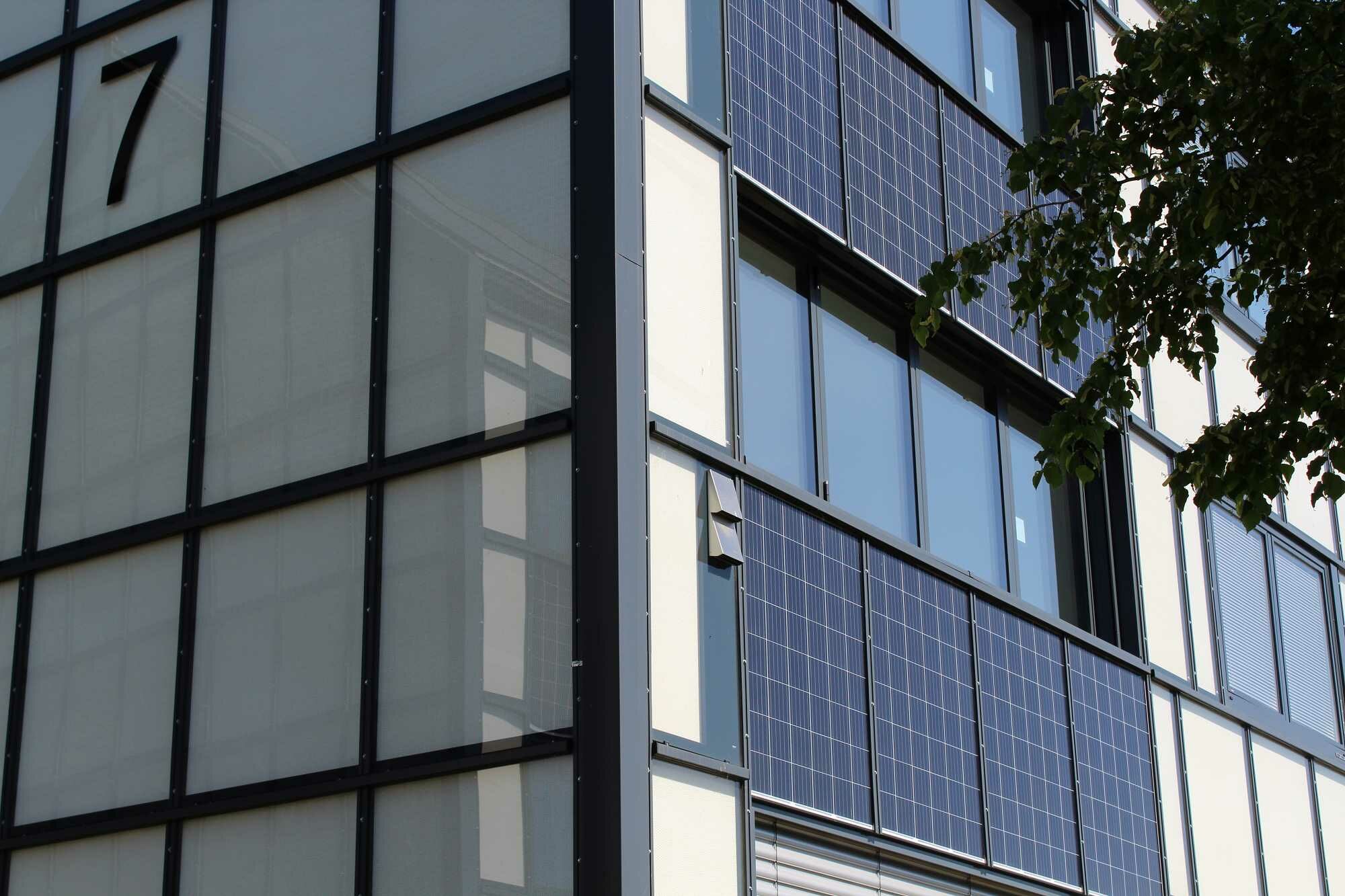 Neben den Glaspaneelen sind an einigen Stellen auch Pvotovoltaikmodule montiert worden.