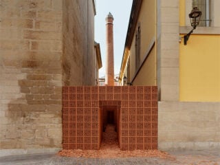 Die Rauminstallation der Büros Palma und Hanghar gestaltet den Zwischenraum zweier historischer Gebäude der ehemaligen Tabakfabrik La Rioja neu.