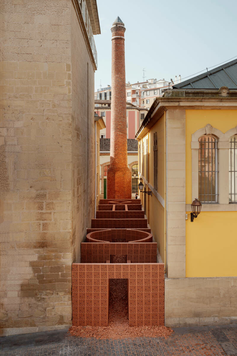 Die schmale Gasse wird durch die Installation in sechs gleich große Räume mit unterschiedlichen geometrischen Formen geteilt.