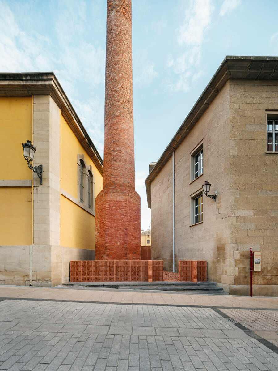 Der historische Schornstein der Tabakfabrik ist eindrucksvoller Fixpunkt am Ende der Installation.