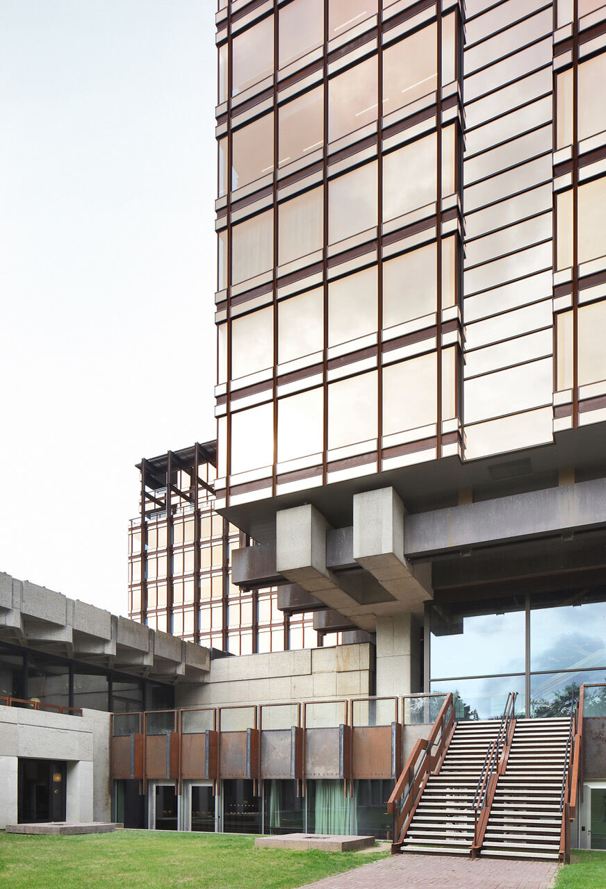 Die Fassade besteht aus Cortenstahl und bronzierten Verglasungen.