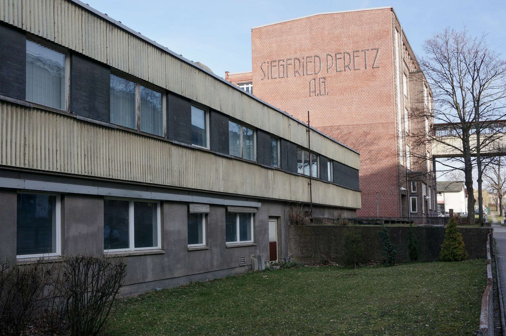 Zwischen Erd- und Obergeschoss wies die Bestandsfassade Vorsprung auf. 