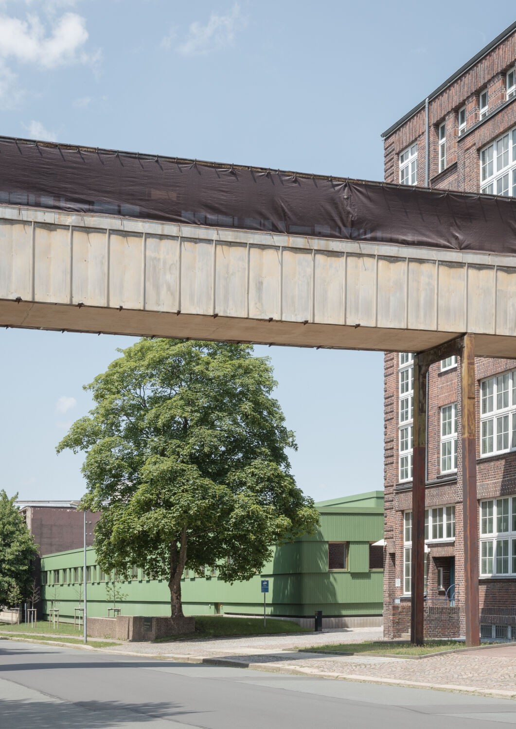 Die flache Halle befindet sich in einem historischen Industriegebiet südlich des Stadtzentrums.