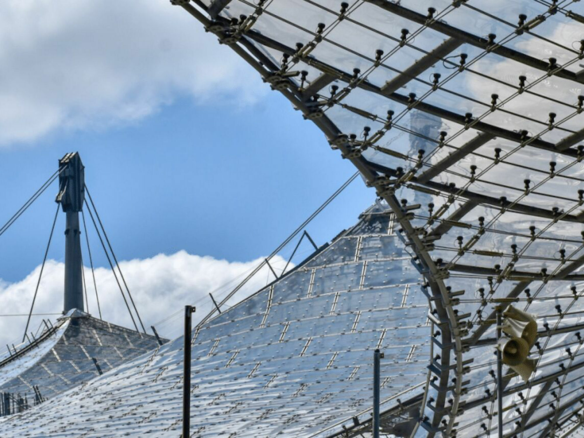 An Denkmalen verbaute Kunststoffprodukte sind wertvolle Originalsubstanz, etwa die Acrylglas-Platten des Münchner Olympiastadiums.