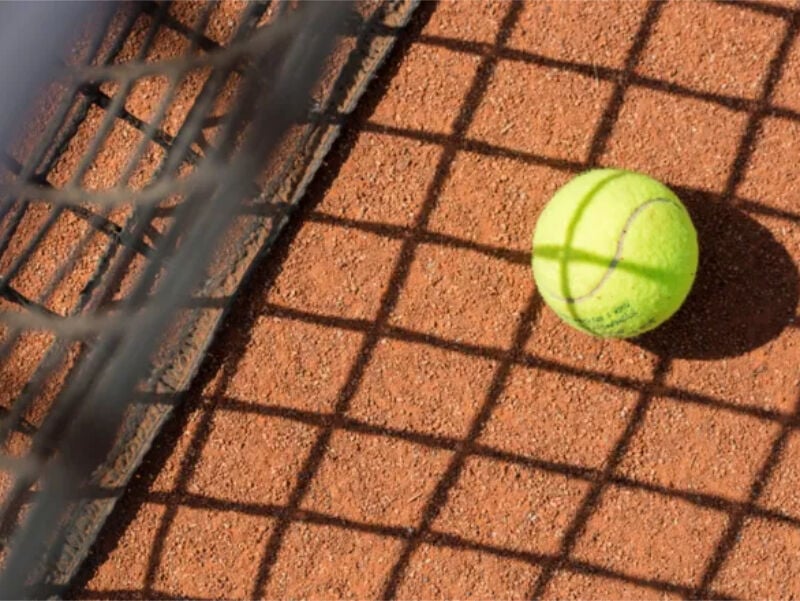 Es gibt verschiedene Verfahren, mit denen die Freisetzung von MIkroplastik bei Sportböden ermittelt werden kann.