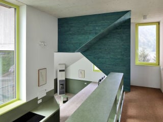 Nah an den Hang schmiegt sich das aufgeständerte Ferienhaus im Südschwarzwald. Der Entwurf stammt vom Stuttgarter Büro Amunt Nagel Theissen.