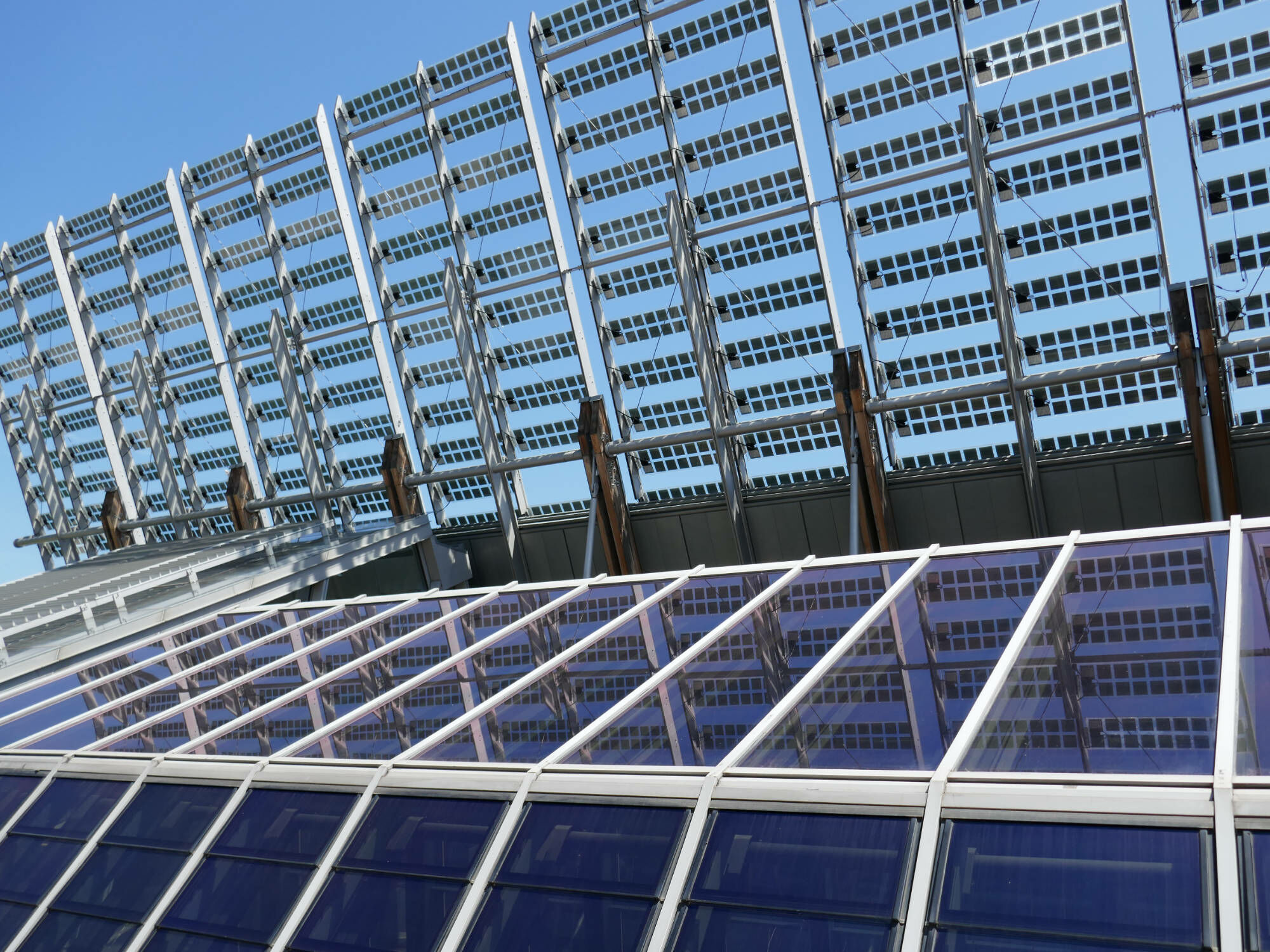 Nachgeführte Photovoltaikanlagen ändern im Tages- oder Jahresverlauf ihre Ausrichtung, um möglichst viel Sonnenlicht einzufangen. Hier am MUSE - Museum für Wissenschaft in Trient