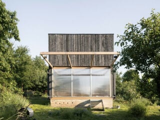 Ansicht aus nördlicher Richtung auf den Gartenpavillon mit geschlossener Fassade