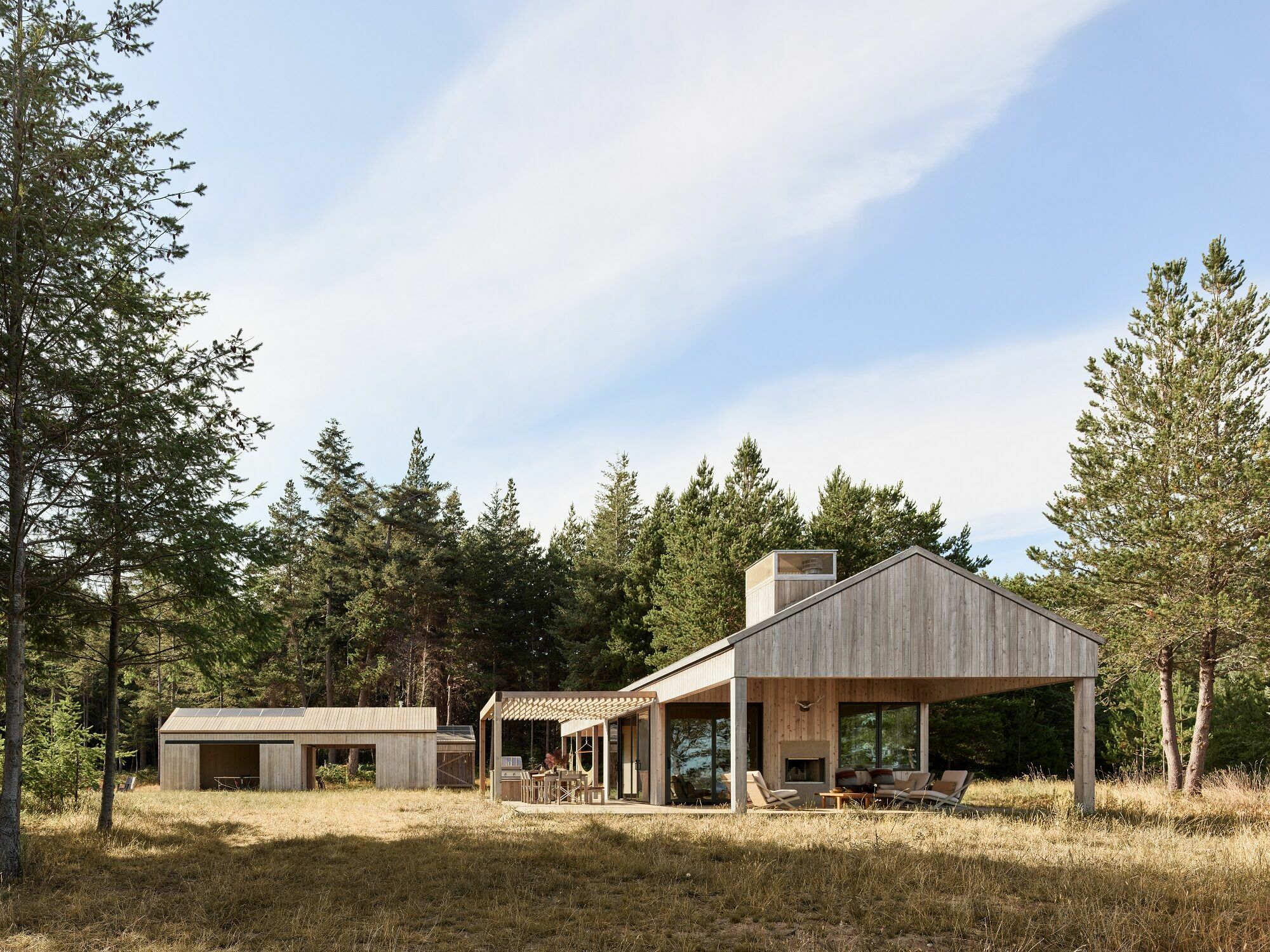 Ansicht aus südlicher Richtung auf das Ferienhaus und ein Mehrzweckgebäude.