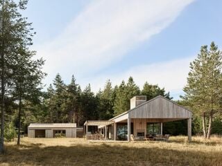 Ansicht aus südlicher Richtung auf das Ferienhaus und ein Mehrzweckgebäude.