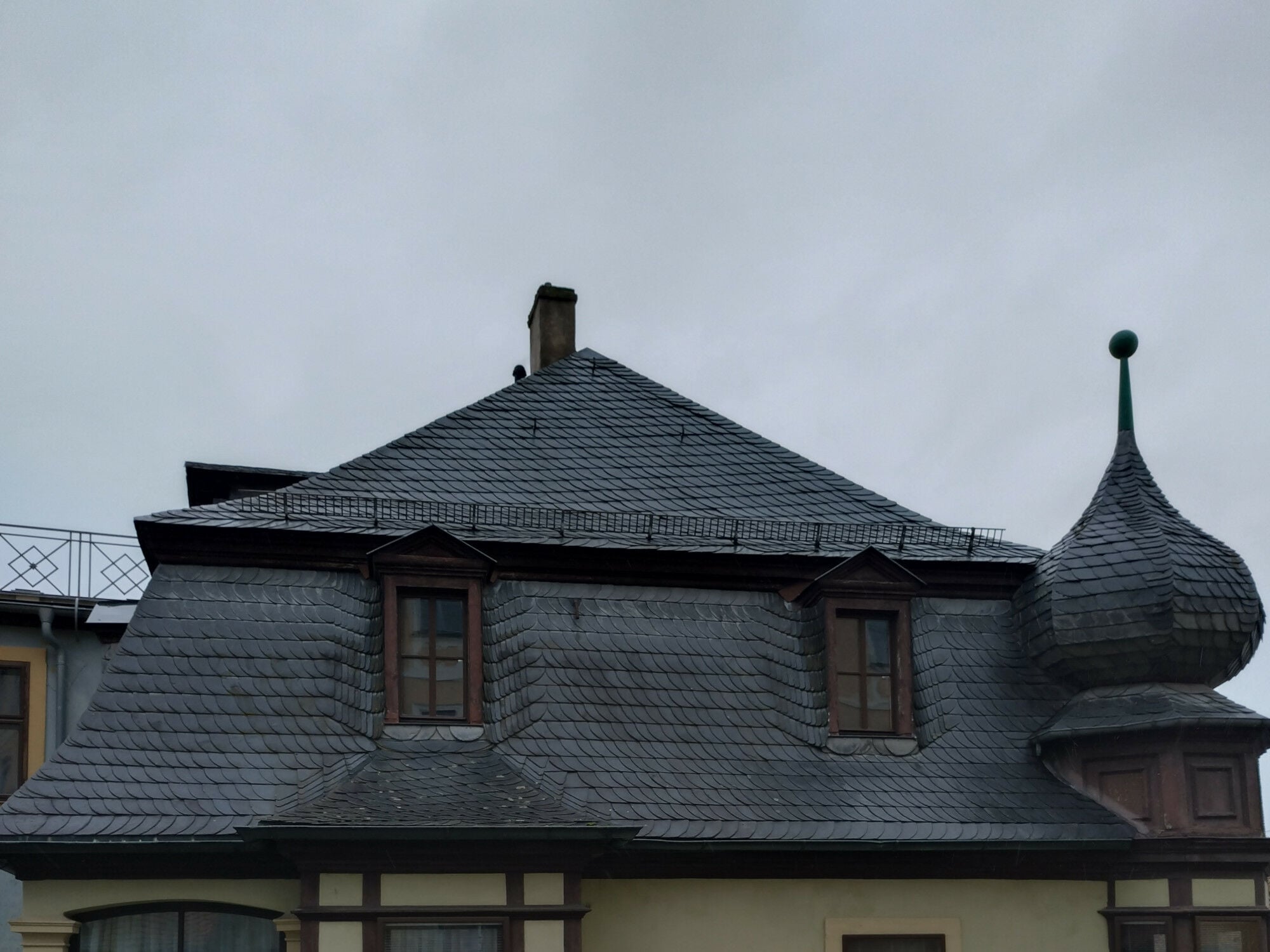 Regensicher ausgeführt: mit Schiefer gedecktes Mansardwalmdach in der Bamberger Altstadt
