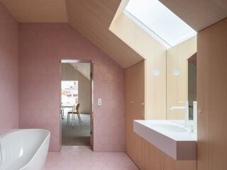 In Trhové Sviny, etwa zwei Autostunden südlich von Prag, haben sich die Architekt*innen Barbora Weinzettlová und Jirí Weinzettl von Atelier 111 Architekti ihr neues Zuhause geschaffen.