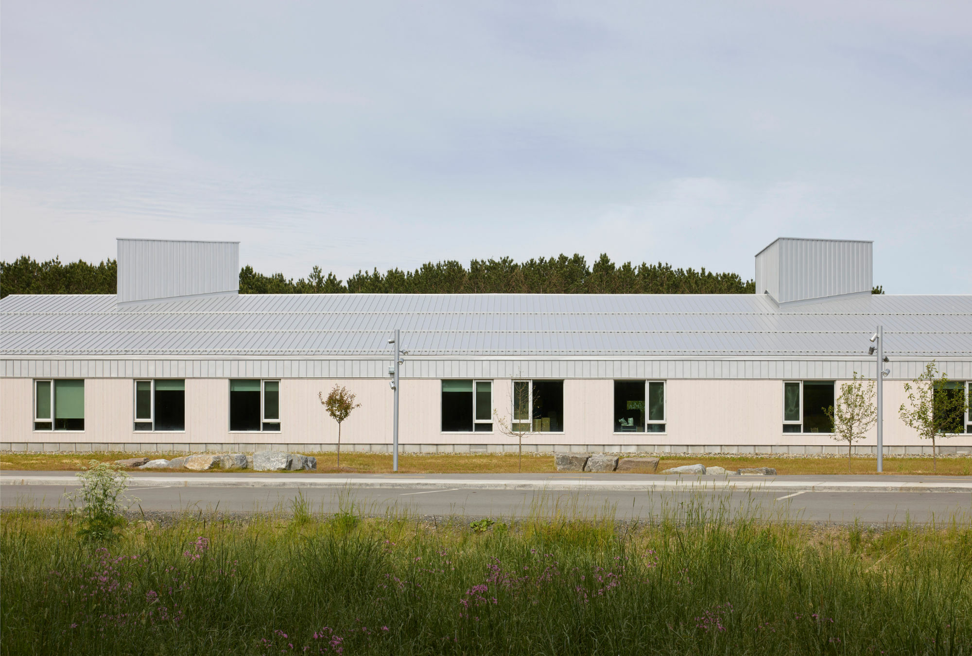 Der fünfteilige Bau schmiegt sich in die Umgebung.