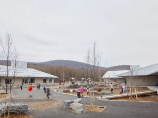 Im kanadischen Shefford haben die Büros Pelletier de Fontenay und Leclerc Architectes einen fünfteiligen Schulkomplex realisiert.