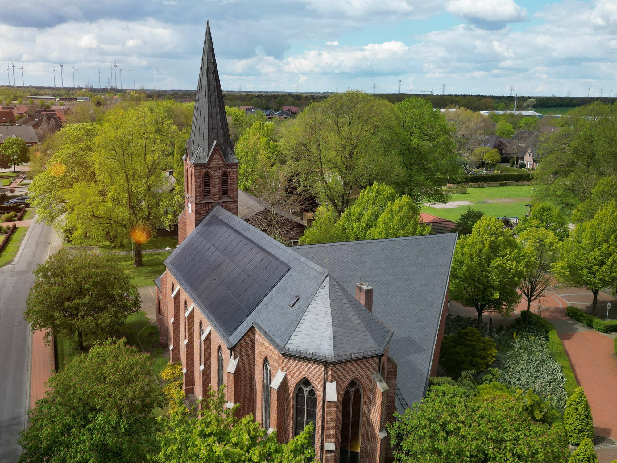 Die Südseite des mit Schiefer gedeckten Kirchendachs ist für die solare Stromgewinnung gut geeignet.