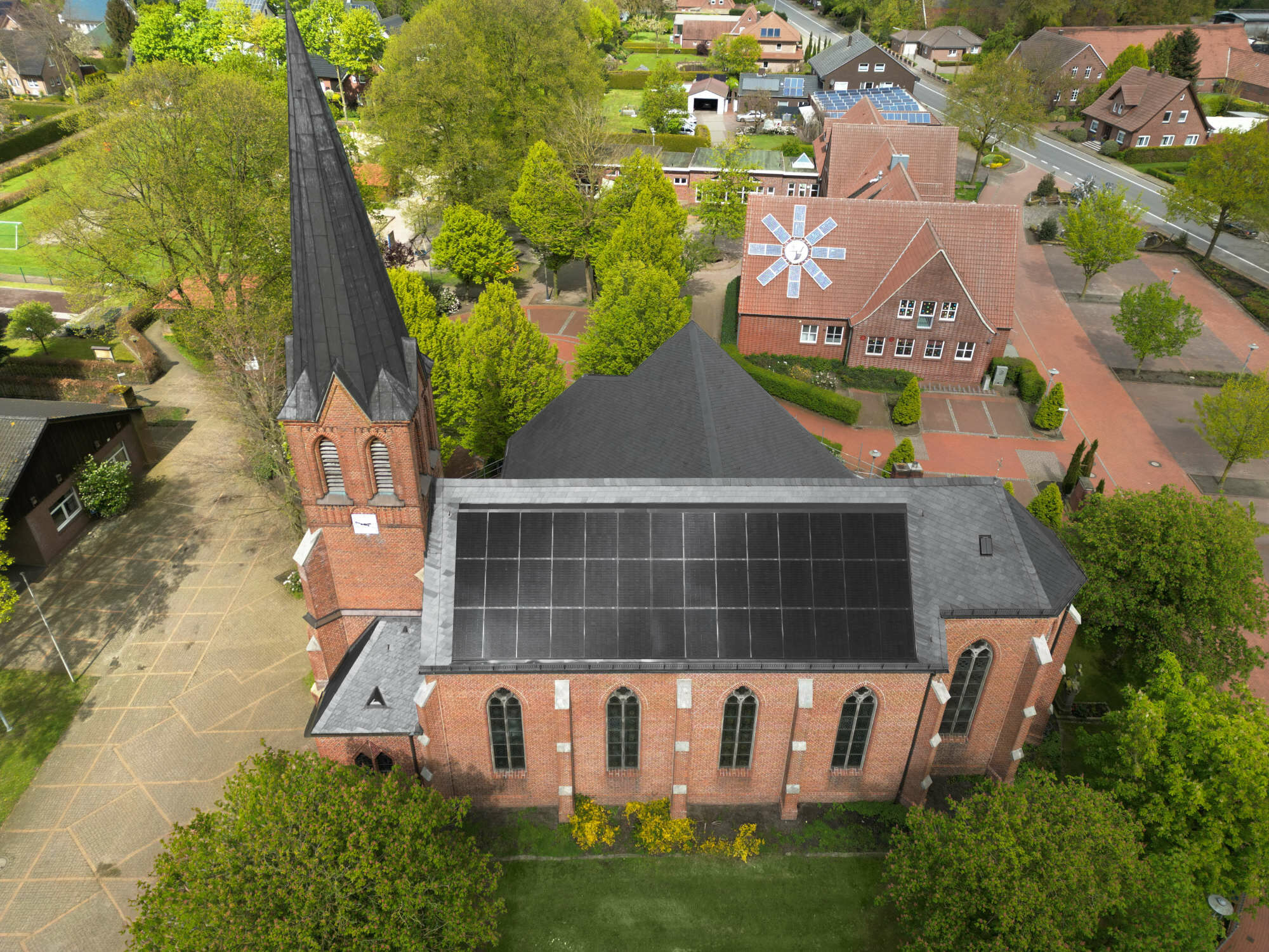 Altehrwürdiges Bauwerk mit modernem Akzent: die katholische Pfarrkirche St. Antonius, zwischen 1874 und 1875 nach Plänen des Dombaumeisters Johann Bernhard Hensen im neugotischen Stil errichtet.