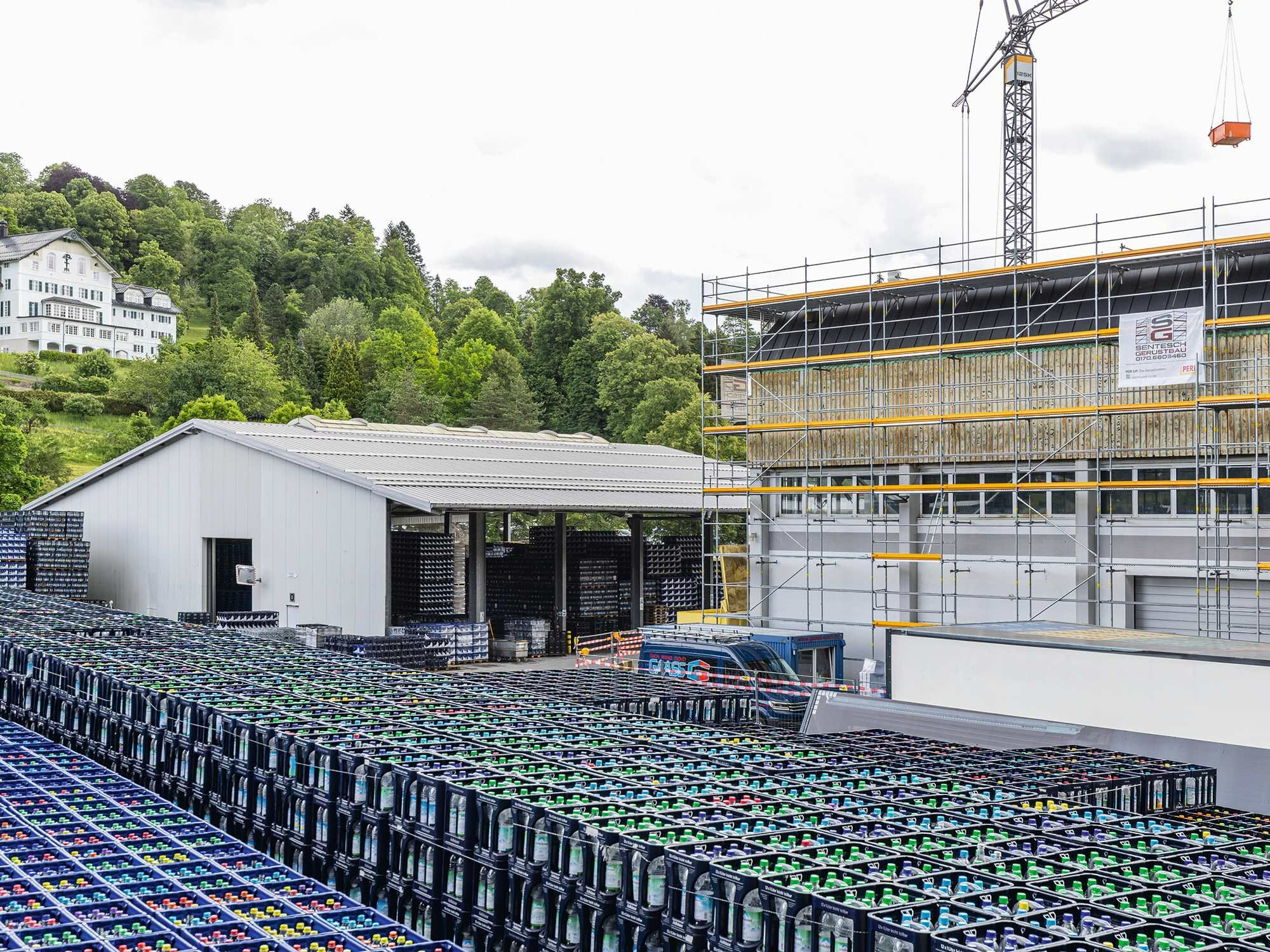 Ein 14 Meter hohes Arbeits- und Schutzgerüst half bei den komplexen Sanierungsarbeiten des Flachdachs einer Produktionsstätte im oberbayerischen Siegsdorf. 