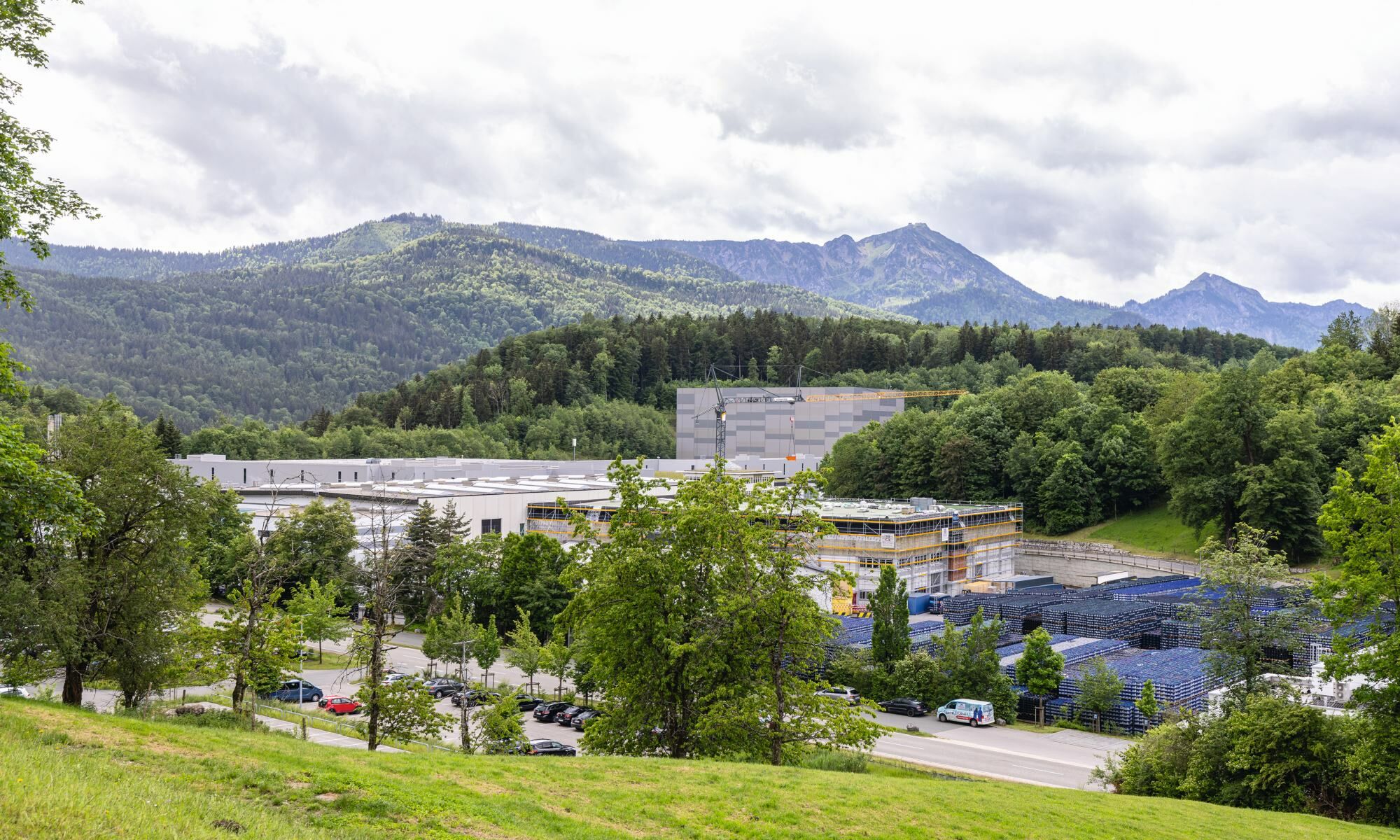Dort ist das Traditionsunternehmen Adelholzner Alpenquelle beheimatet, das Heil- und Mineralwasser sowie Erfrischungsgetränke herstellt und zu den drei größten Mineralwassermarken in Deutschland zählt.