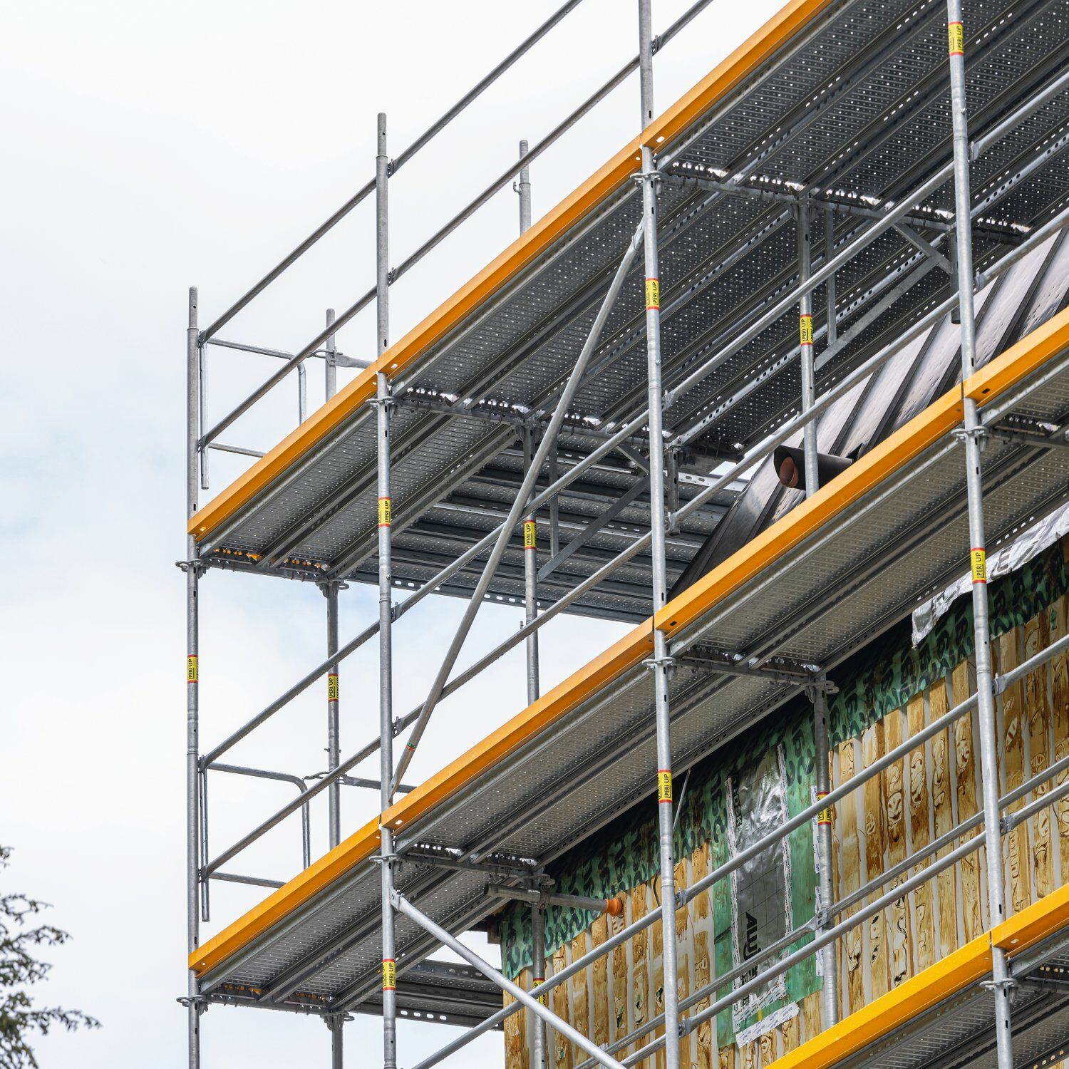 Der Rückbau der Kupferfassade und die anschließende Verlängerung des Ortgangs waren von den obersten Gerüstlagen aus, insbesondere durch die Eckausbildungen laut Hersteller sauber und sicher möglich.