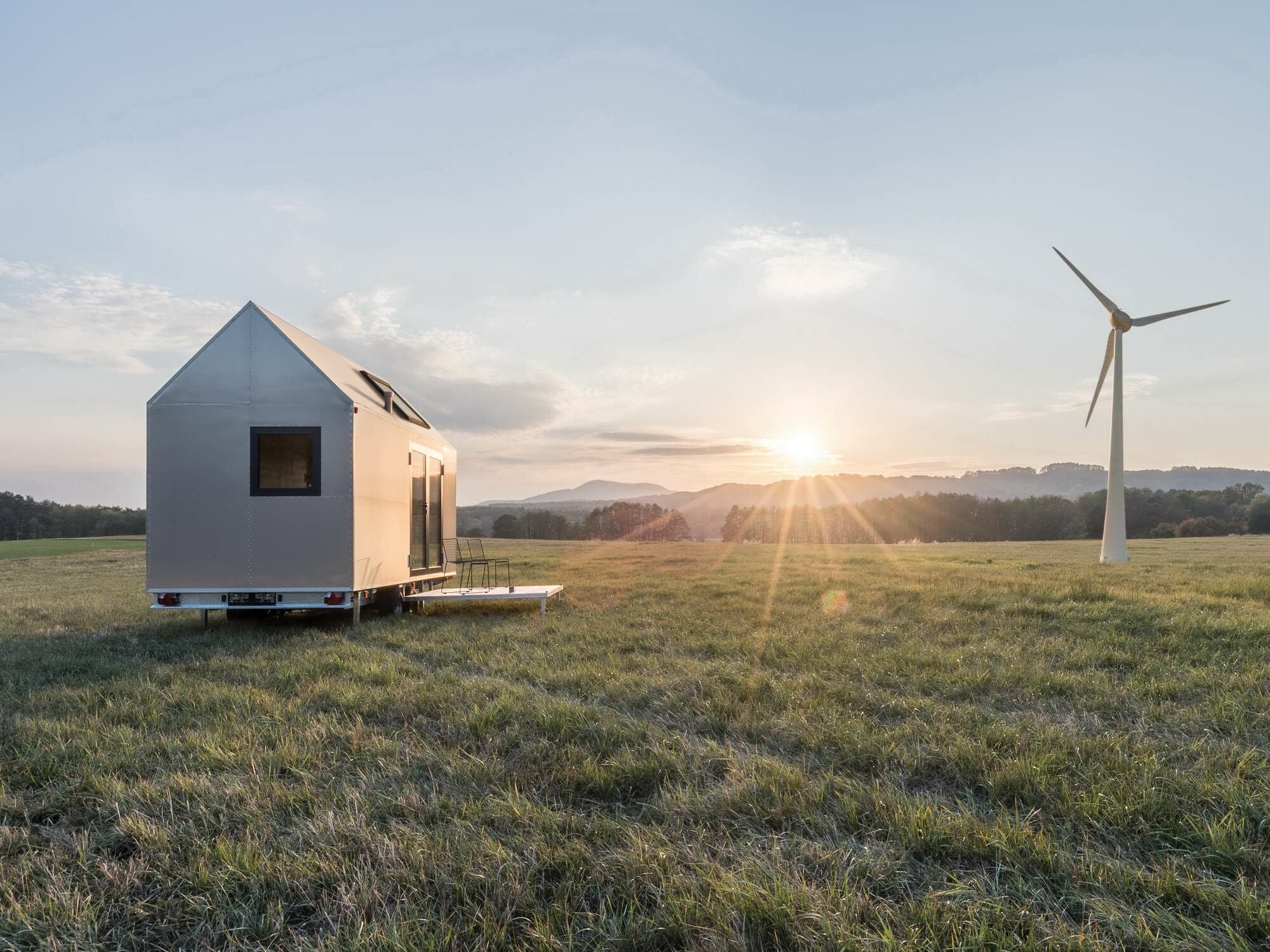Der Einbau eines energieeffizienten Dachfensters im Rahmen einer Modernisierung wird durch die KfW gefördert. Für das Dachfenster mit integrierter Infrarotheizung von Roto werden insgesamt höhere Fördergelder von staatlicher Seite in Aussicht gestellt.
