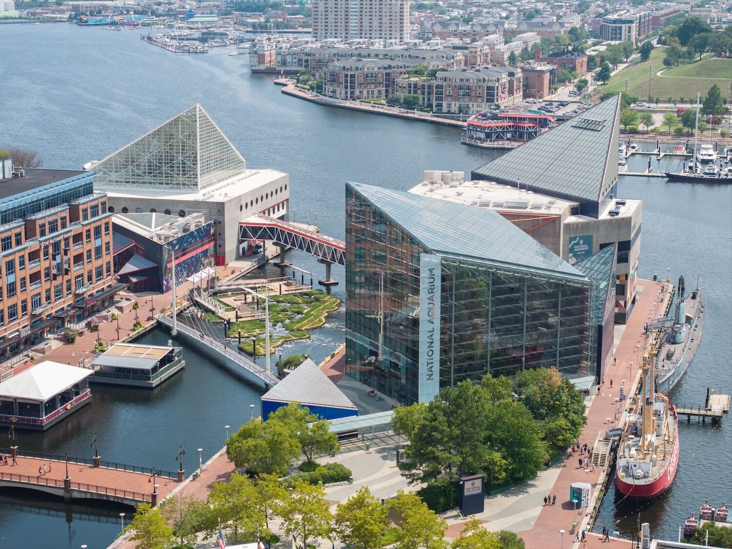 Auftraggeber ist das National Aquarium, das mit dem Harbor Wetland sein Bildungsangebot ins Freie und aufs Wasser erweitert.