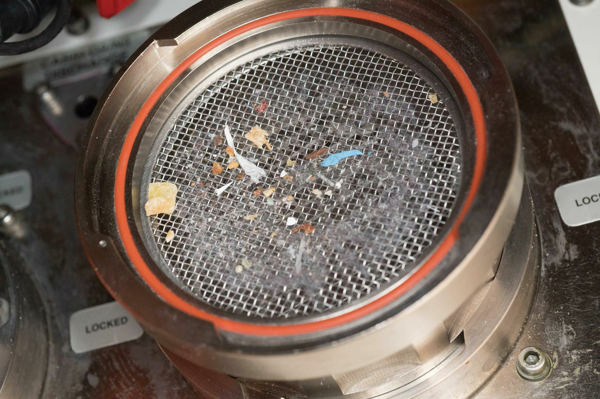 Feinstaubfilter an Bord der International Space Station ISS im April 2018, NASA ID iss055e035968