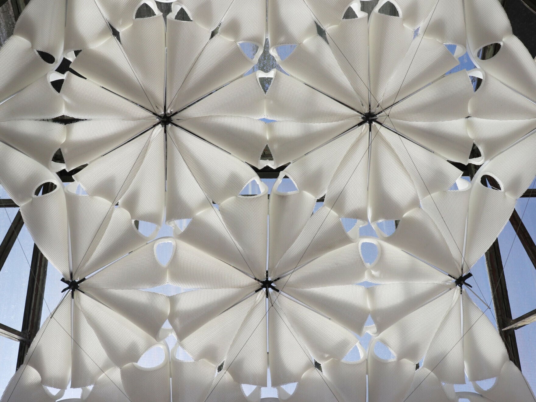 Im Forschungsprojekt 6dTEX wurden Kombinationen von 3D-Textilherstellung und 3D-Druck erkundet. Im Bild zu sehen ist der Sonnenschutz BOW, der als Studierendenprojekt entwickelt wurde.