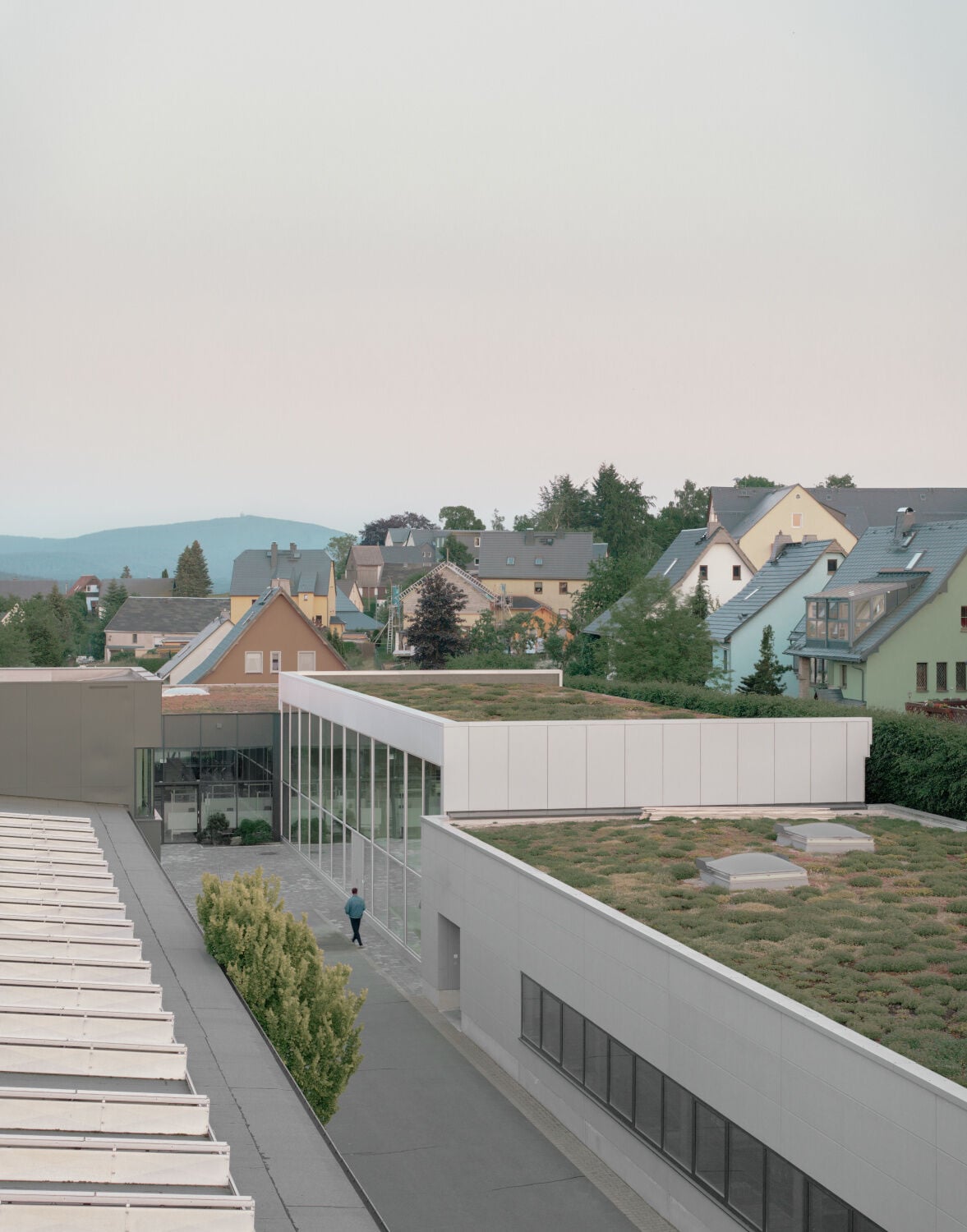 Die Gebäude auf dem Firmengelände umfassen einen langgestreckten Hof