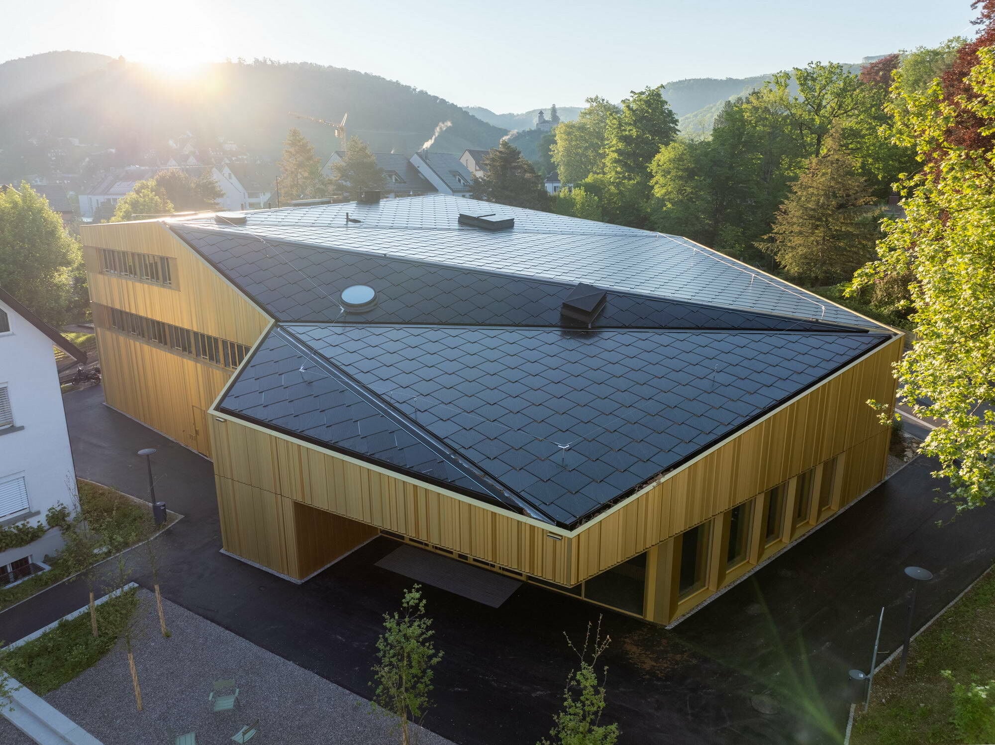 Die Dachflächen der neuen Gemeindehalle in Arlesheim sind mit den Solarziegeln des Herstellers SunStyle gedeckt, die Strom für vierzig Haushalte generieren.