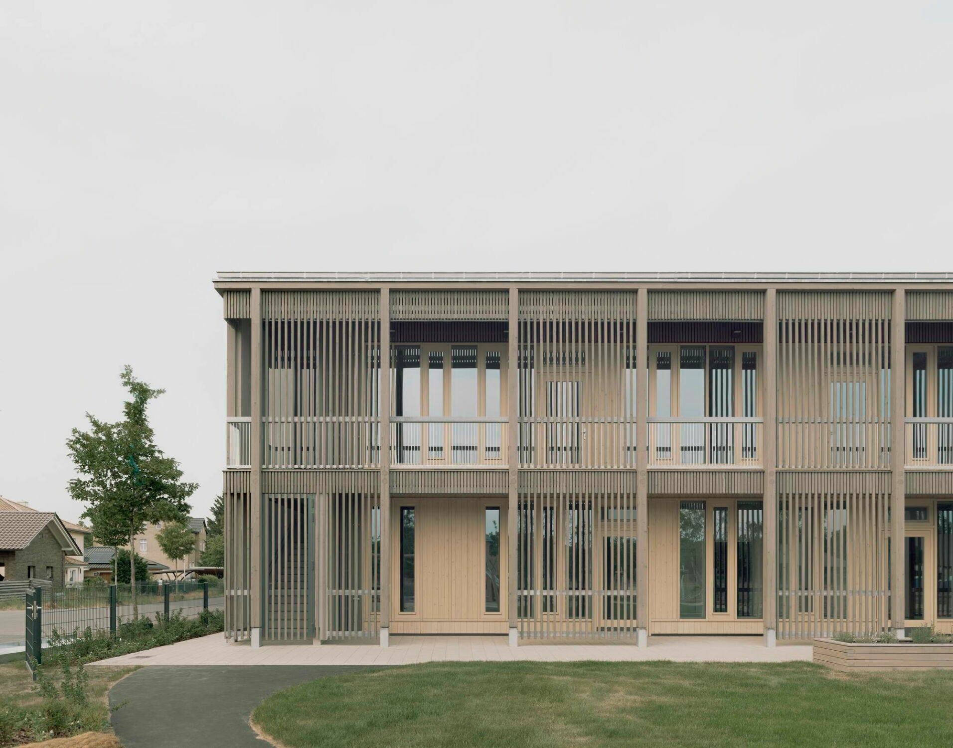 Die äußere Erscheinung der Kita wird durch eine mehrschichtige Fassade bestimmt. 