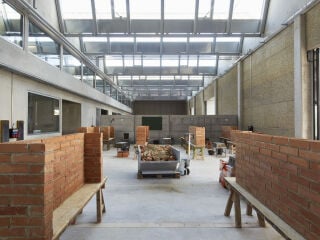 Links neu, rechts alt: Dettling Péléraux Architectes haben einen Maurerbetrieb in Echallens in ein Ausbildungszentrum transformiert und dabei Betonteile wiederverwendet.