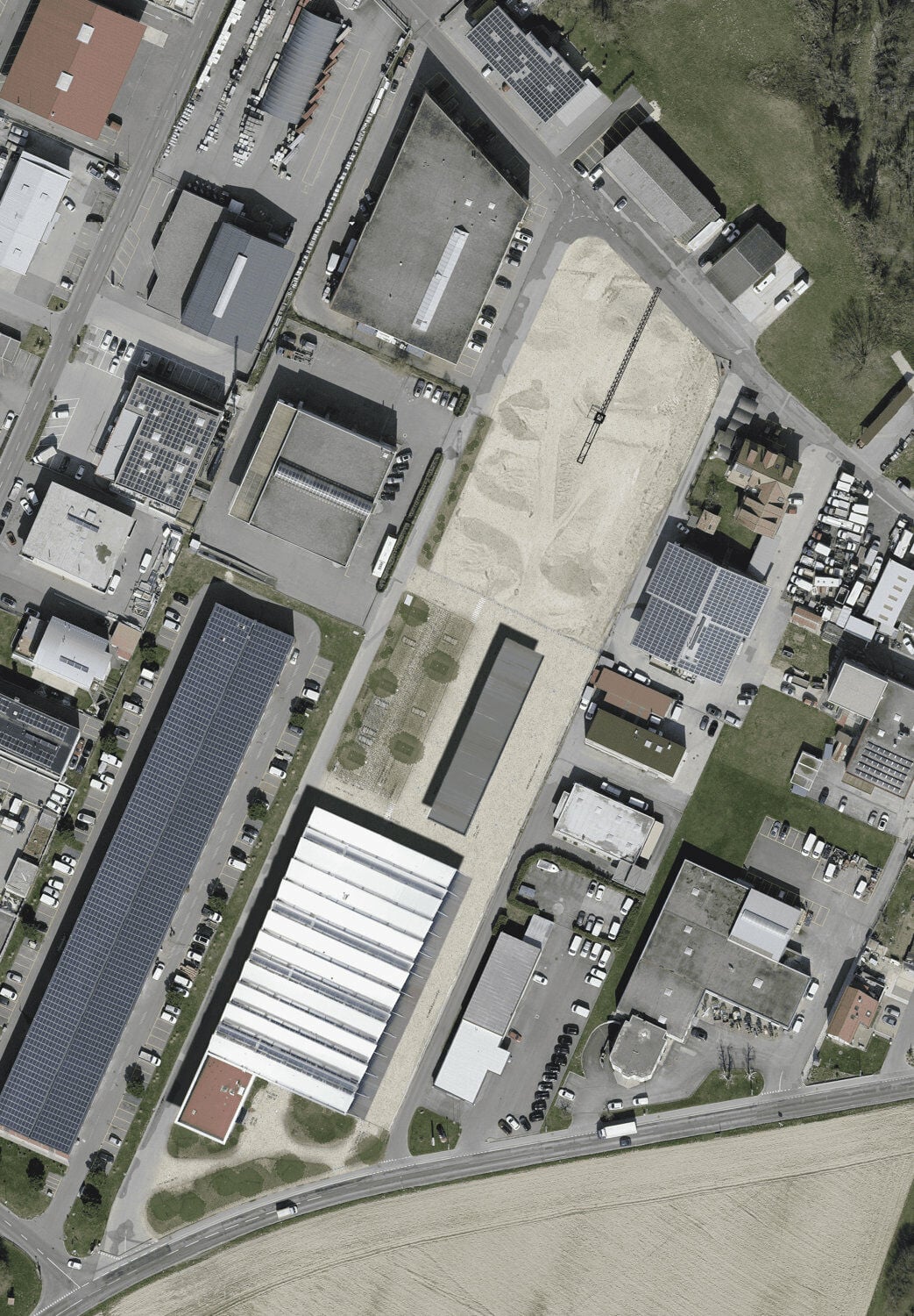 Das Gebäude befindet im Südteil eines länglichen Grundstücks im Gewerbegebiet von Echallens.