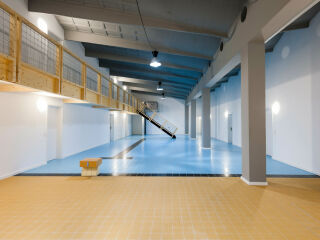 Innenansicht des heutigen Schwimmbeckens mit den sichtbaren HP Schalen und der bodentiefen Fensterfassade