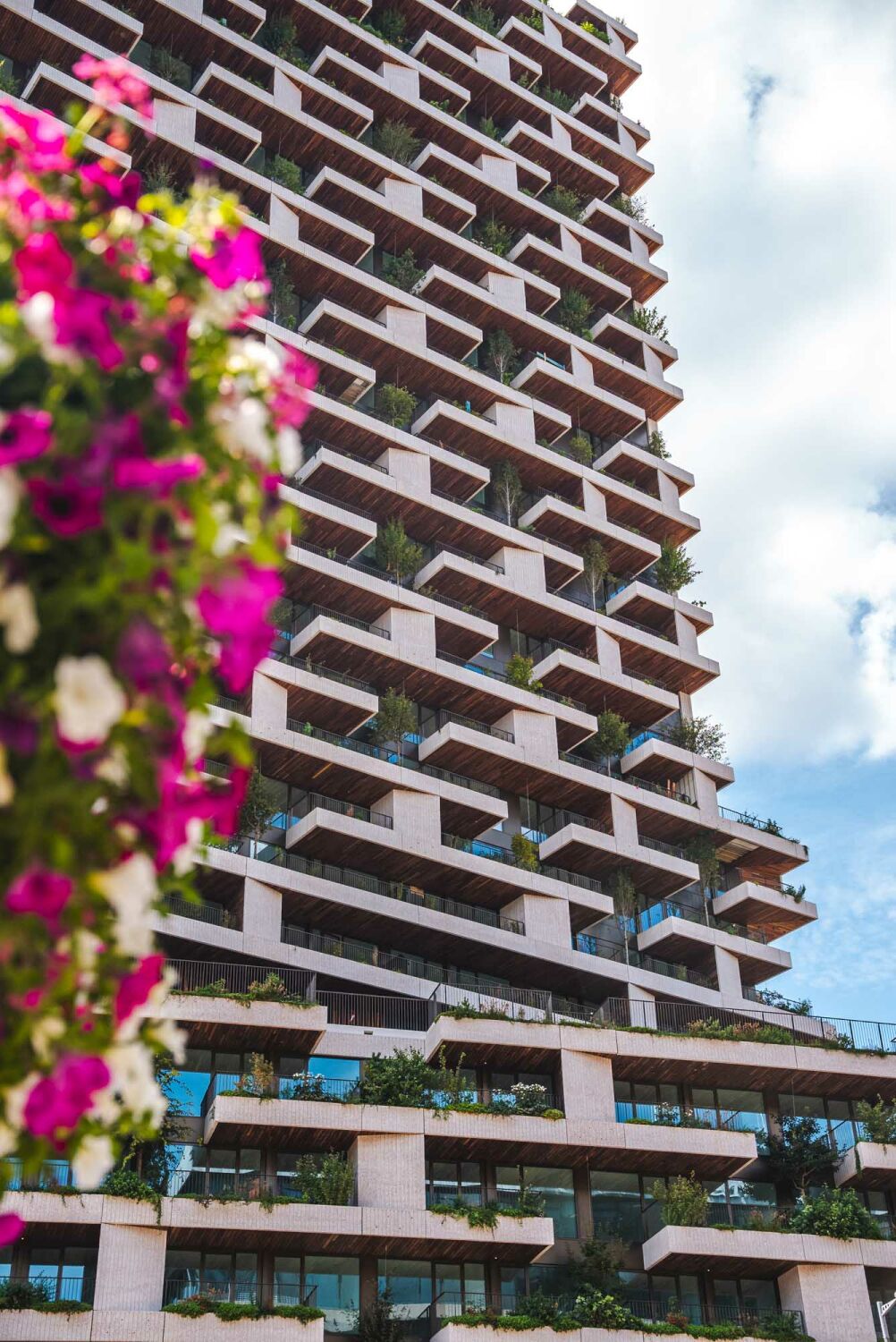 Der Boeri-Turm ist mit zahlreichen Bäumen, Sträuchern und Stauden auf abgetreppten Vorsprüngen ausgestattet.