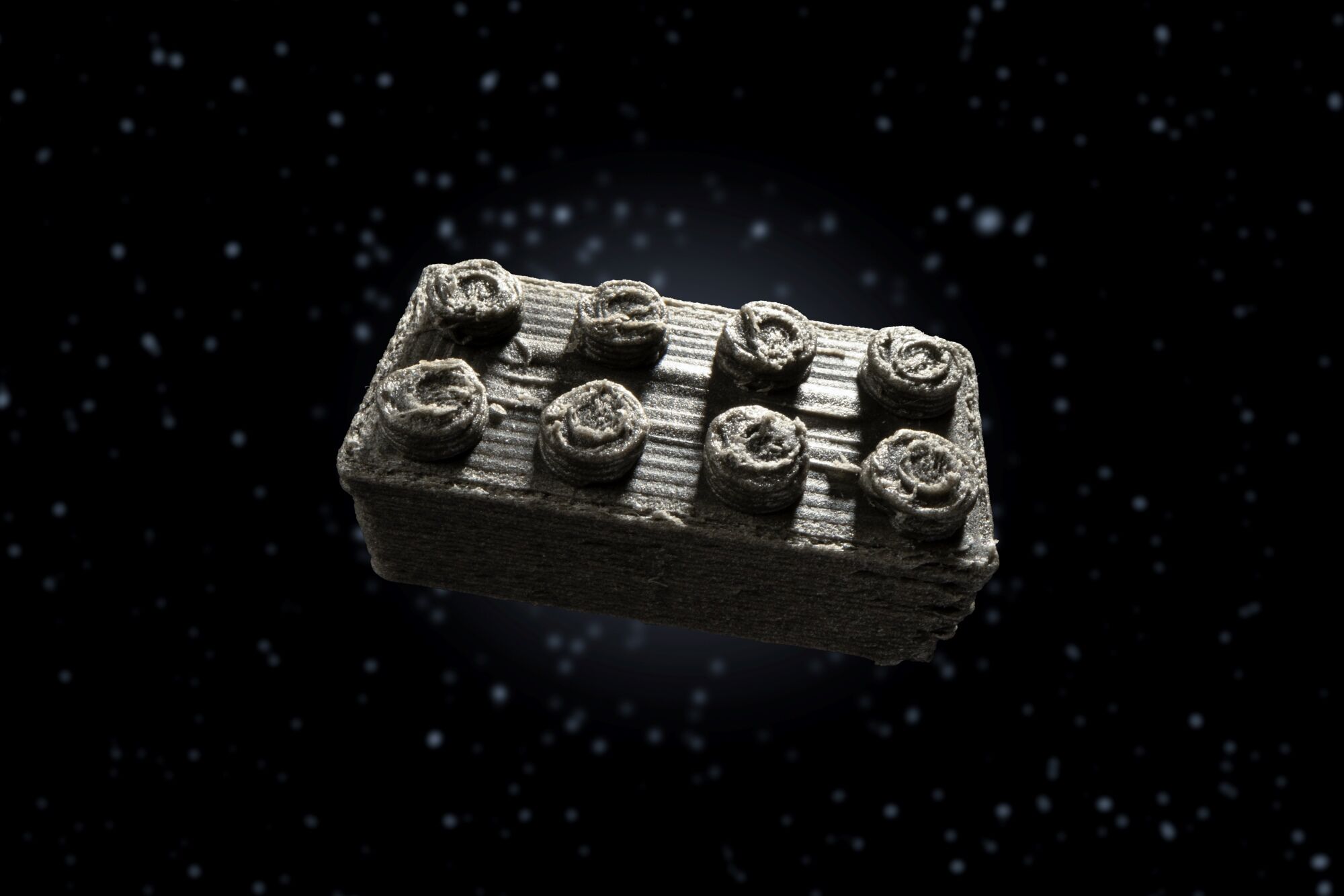 Das Material ist eine Zuammensetzung verschiedener Stoffe, darunter der Staub eines 4,5 Milliarden Jahre alten Meteorits. 