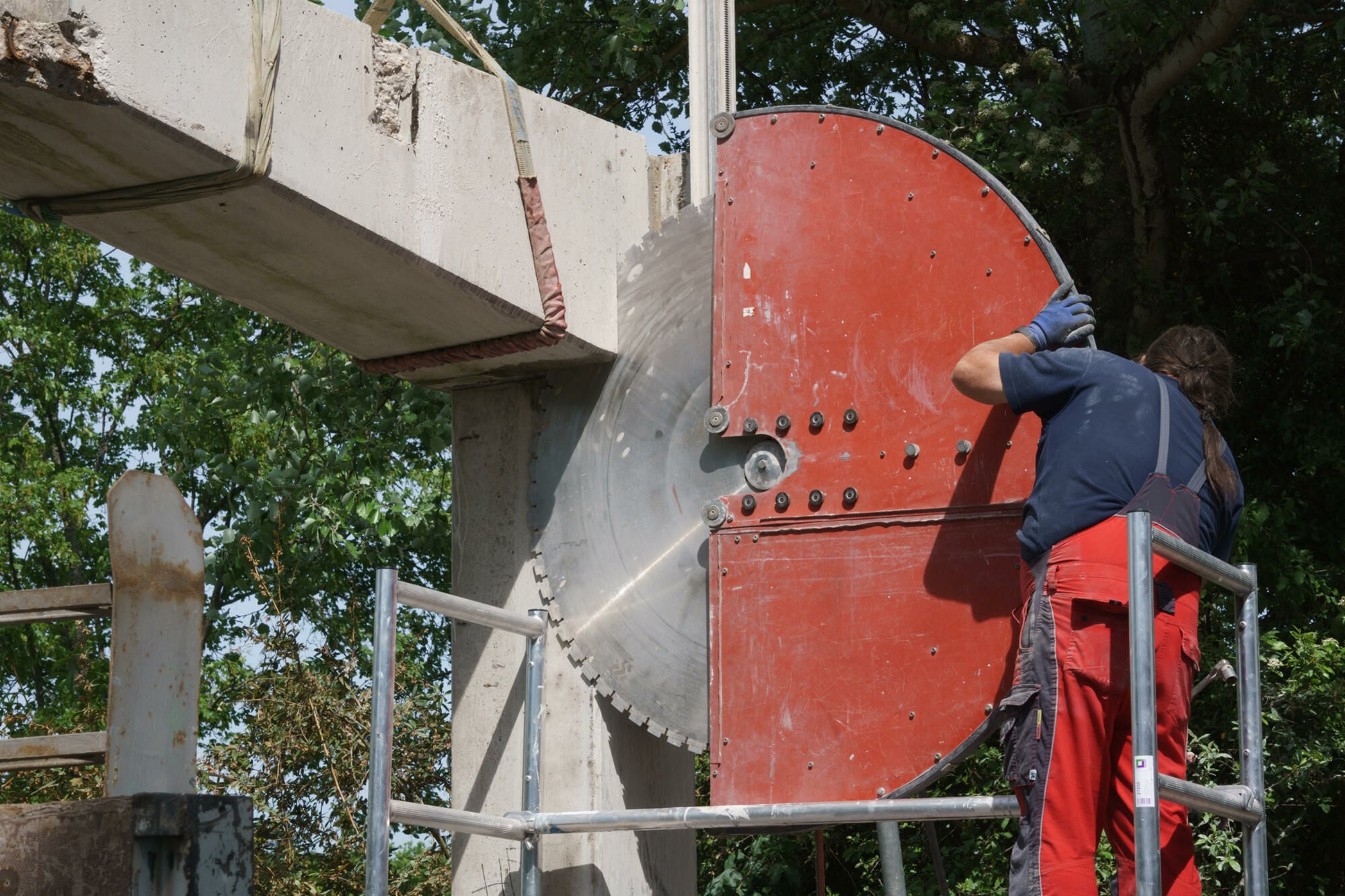 Mit Diamantsägen wurden Betonteile aus den Bestandsstrukturen gewonnen, die sogenannte Ernte.