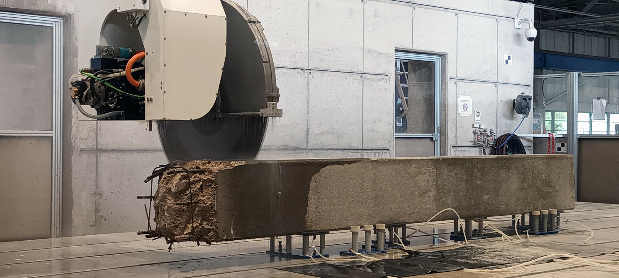 CNC-Schneiden einer ehemaligen Stütze im Digital Building Fabrication Laboratory zur Wiederverwendung als wiederaufbereitetes Betonfertigteil (Fertigteil 2.0).