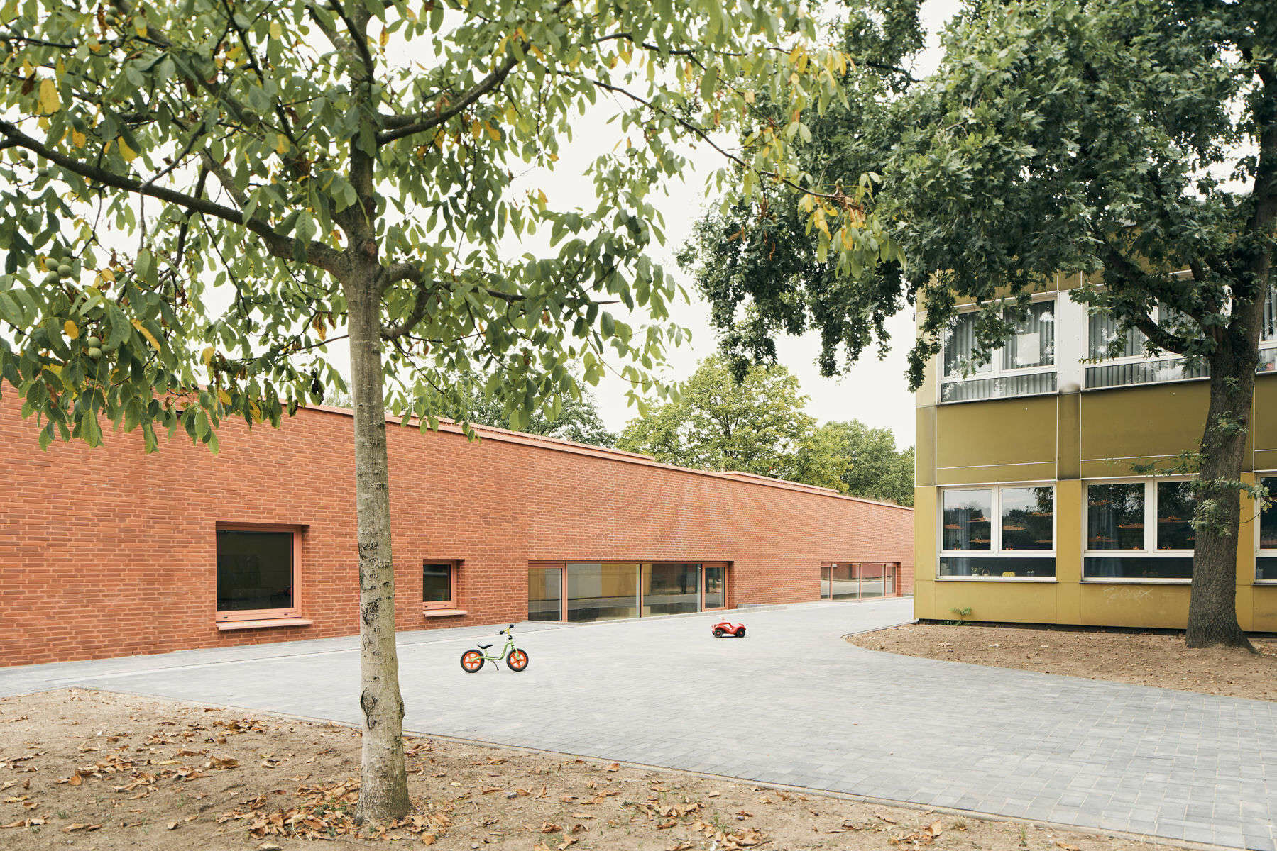 Der neue Gebäuderiegel nach Plänen von Dratz Architektur und Stadtplanung ist 60 m lang und nur 7,5 m breit.