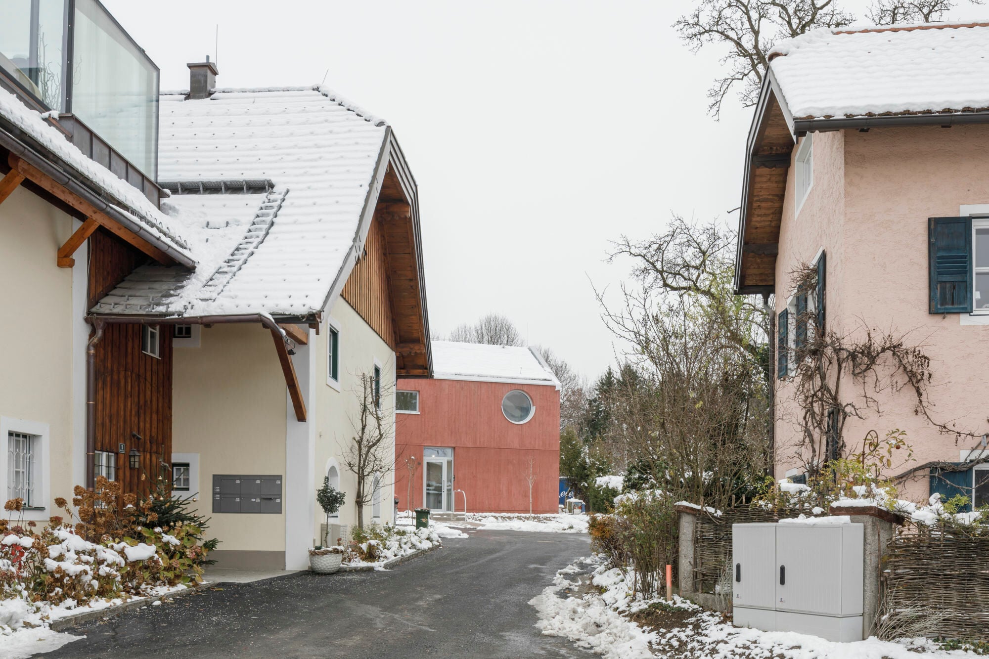Der Neubau von Steiner Architecture befindet sich in einem Wohngebiet.