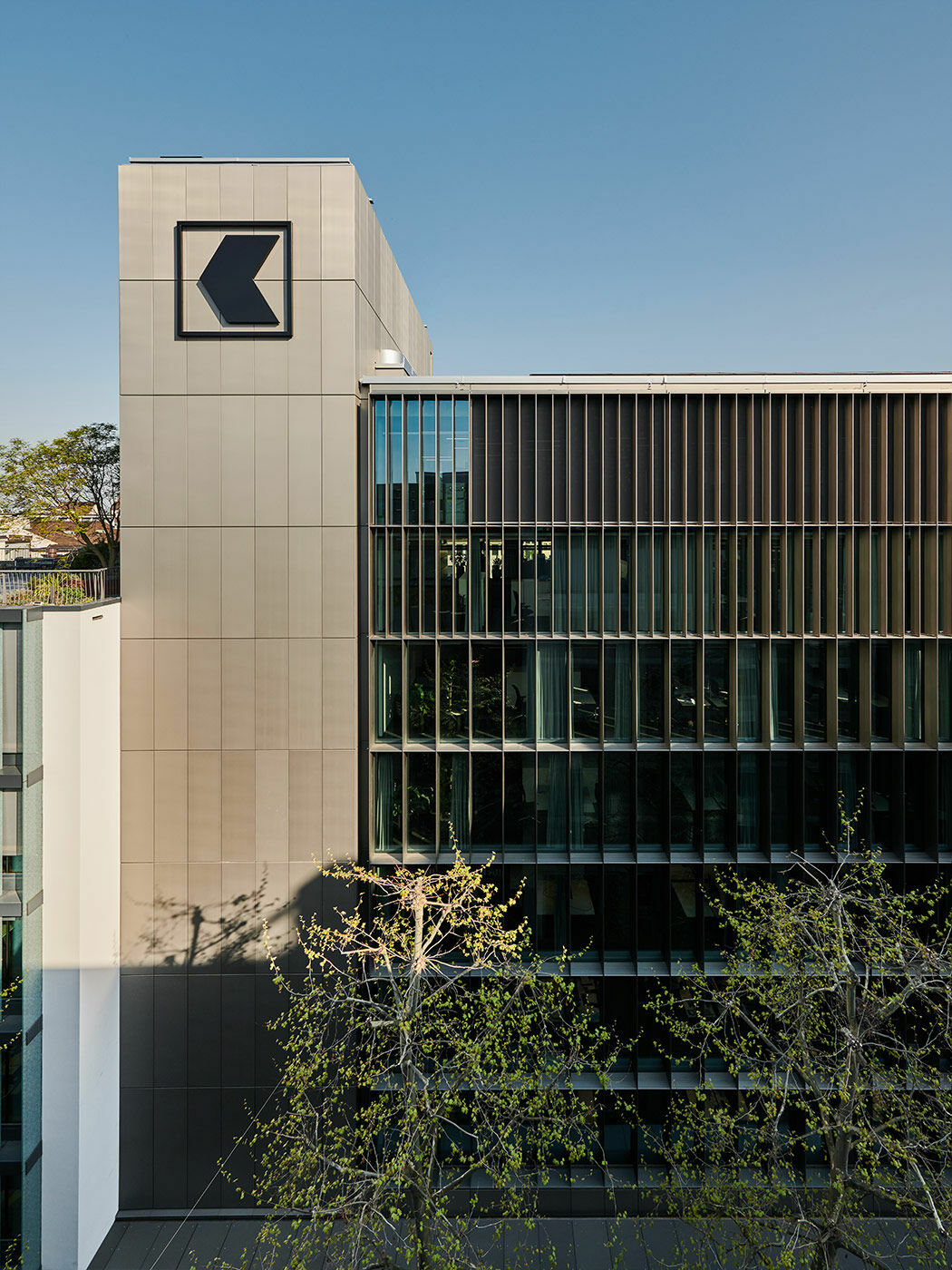 Ein hoher Erschließungsturm trennt das Bürohaus vom ebenfalls zur Kantonalbank gehörenden Nachbargebäude.