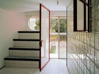 In Porto hat das ortsansässige Planungsbüro Fala Atelier das ehemalige Ladenlokal im Erdgeschoss eines Wohnhauses aus den 1970er-Jahren zu einem Apartment für zwei Personen umgebaut.