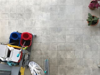 Eine regelmäßige, schonende Reinigung von Betonoberflächen unterstützt den langfristigen Erhalt.