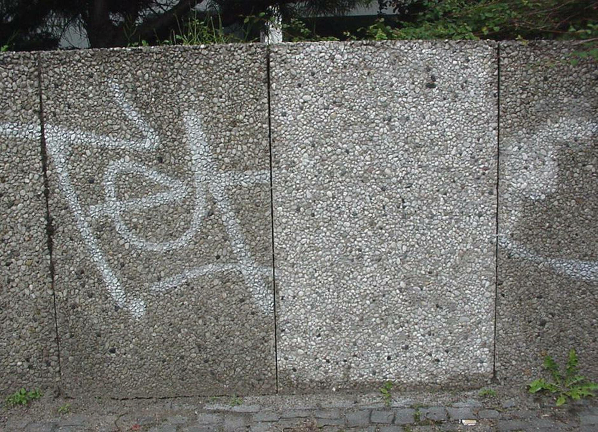 Waschbetonoberfläche vor und nach der Reinigung